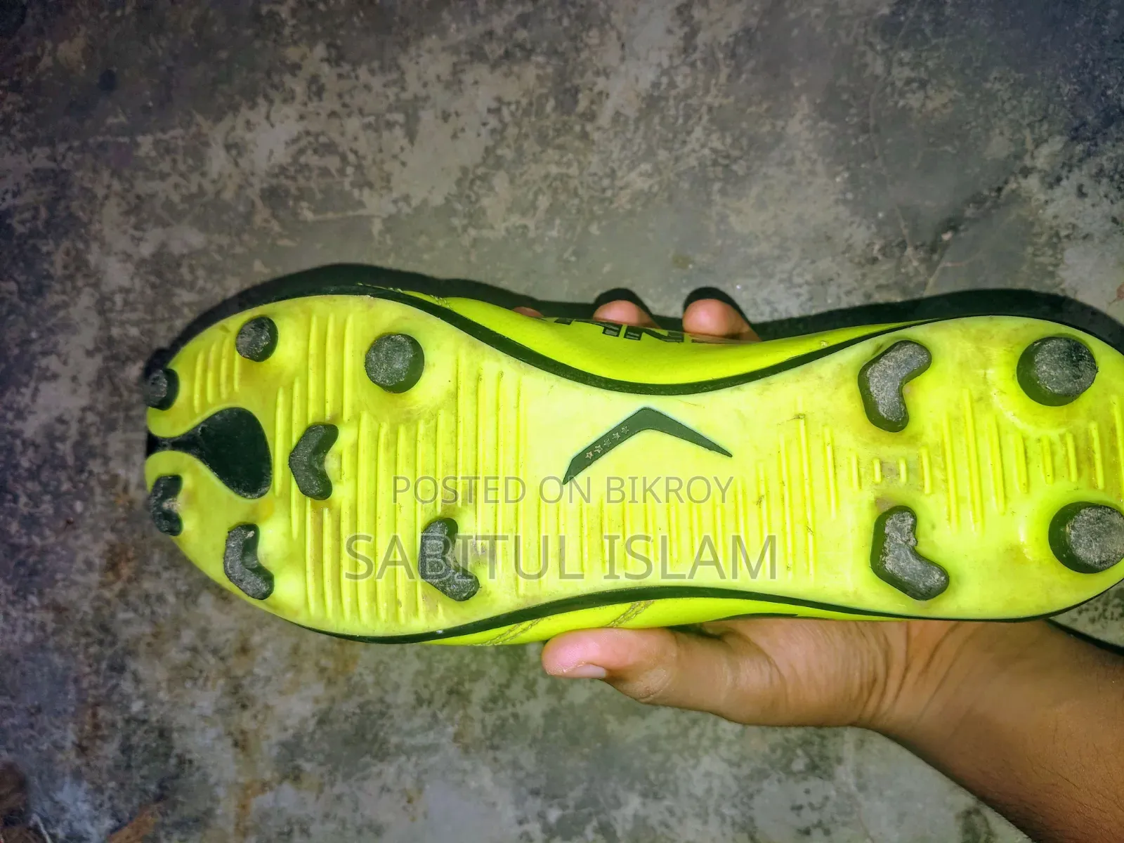 ফুটবলের বুট।