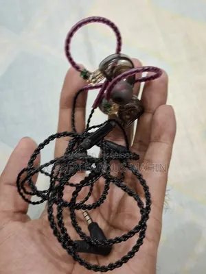 টিআরএন এমটি১ ইন-ইয়ার (বাম পাশের ওয়্যারটি ছিপে গেছে)
