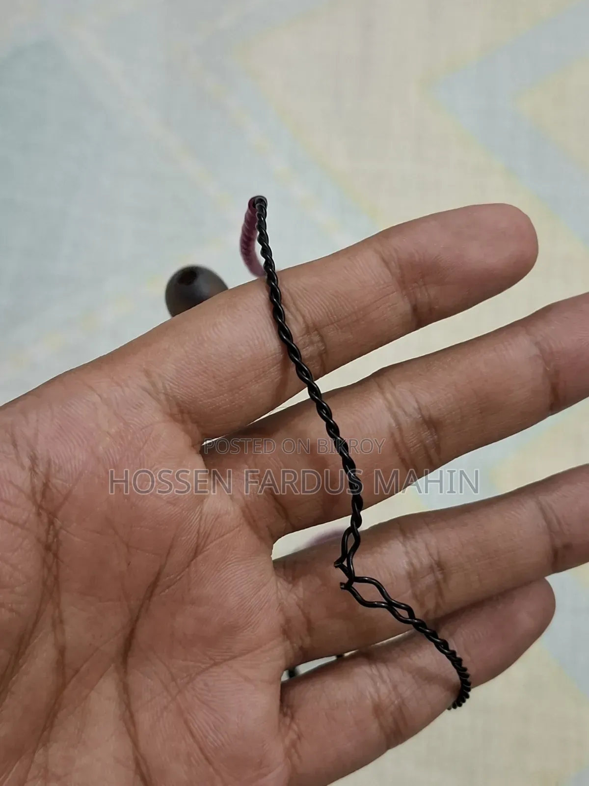 টিআরএন এমটি১ ইন-ইয়ার (বাম পাশের ওয়্যারটি ছিপে গেছে)