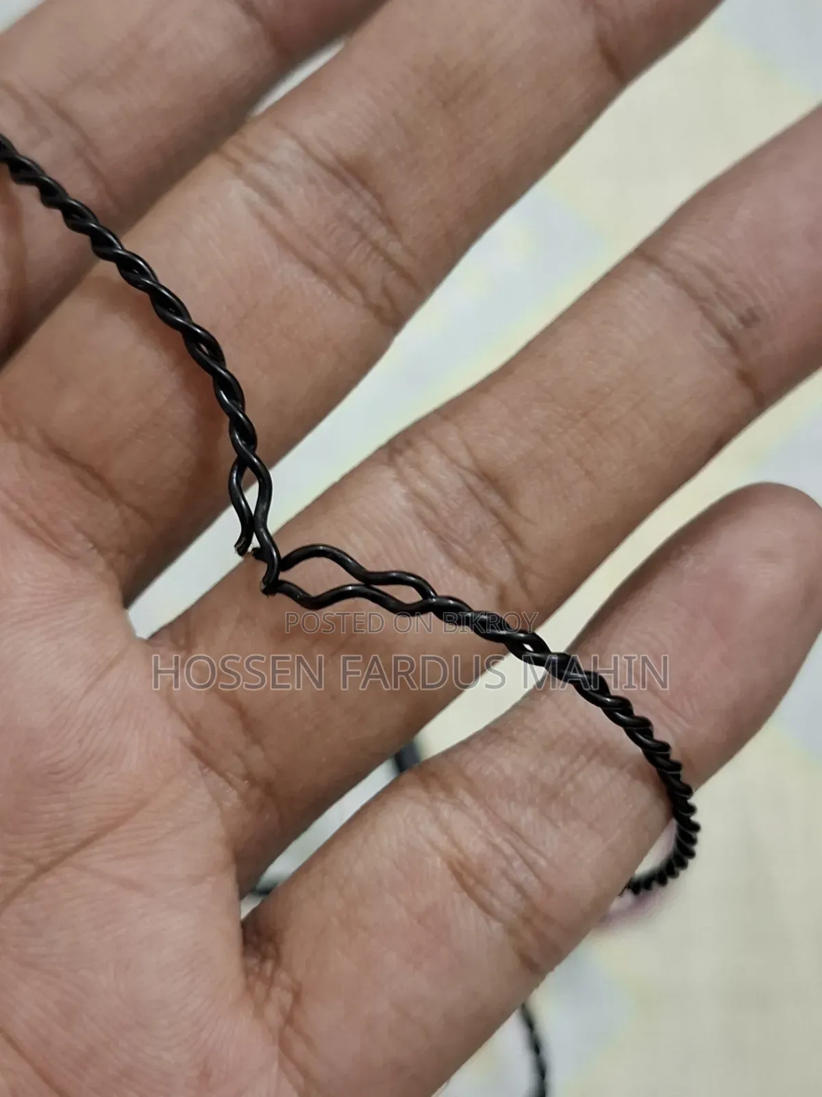 টিআরএন এমটি১ ইন-ইয়ার (বাম পাশের ওয়্যারটি ছিপে গেছে)