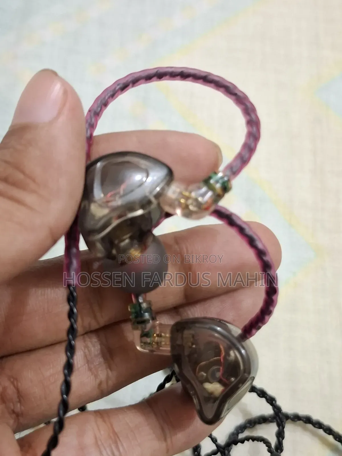 টিআরএন এমটি১ ইন-ইয়ার (বাম পাশের ওয়্যারটি ছিপে গেছে)