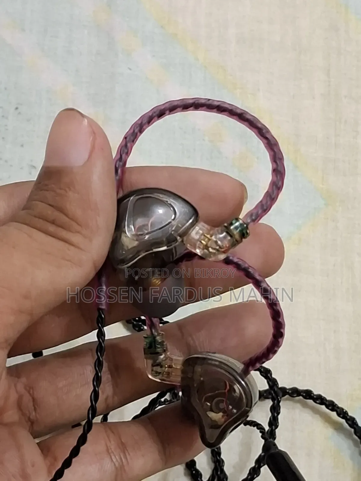 টিআরএন এমটি১ ইন-ইয়ার (বাম পাশের ওয়্যারটি ছিপে গেছে)