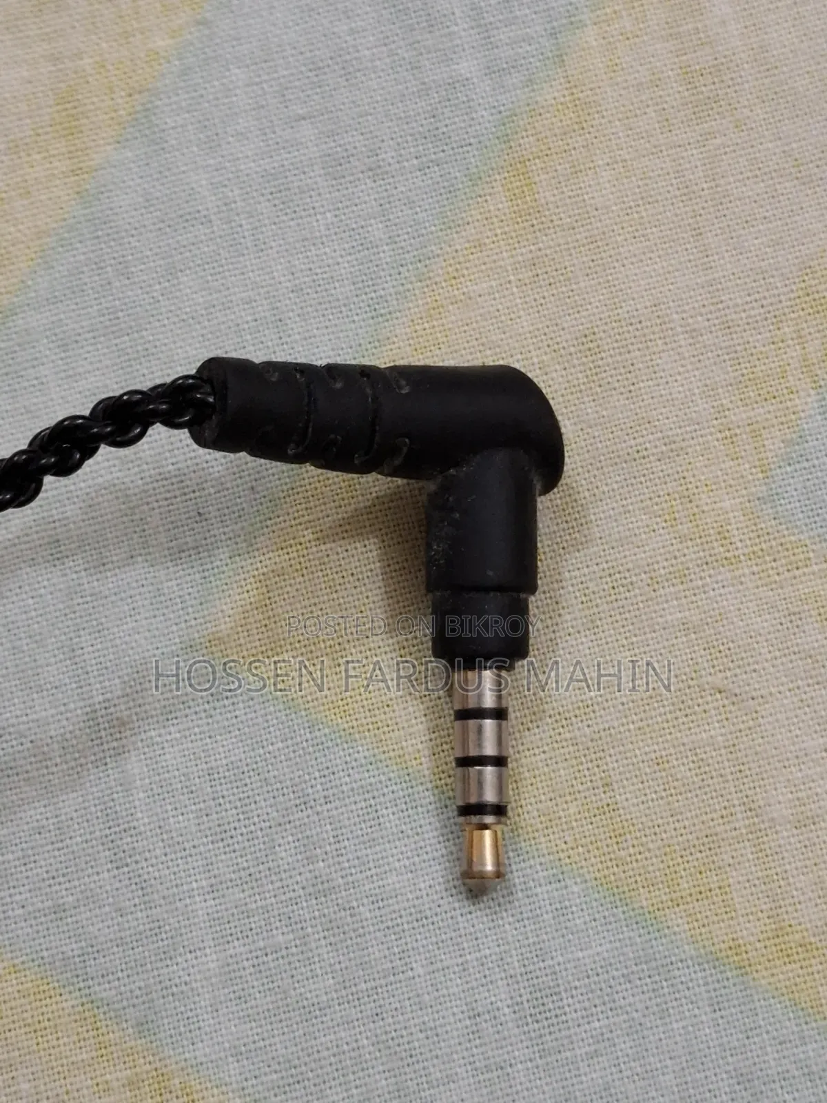 টিআরএন এমটি১ ইন-ইয়ার (বাম পাশের ওয়্যারটি ছিপে গেছে)