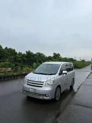 Toyota Noah 2.0 143hp FWD (8 Seater) 2009 Silver