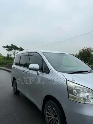 Toyota Noah 2.0 143hp FWD (8 Seater) 2009 Silver