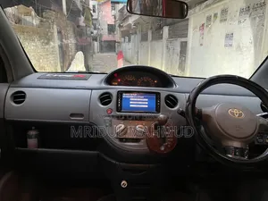 Toyota Sienta 2004 Maroon