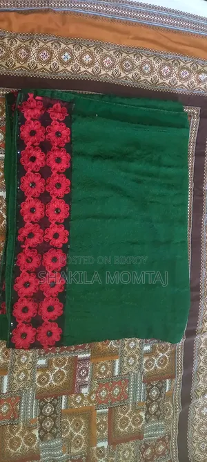 সবুজ এবং লাল রঙের শাড়ি