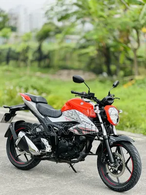 সুজুকি জিক্সার ২০২৪ কমলা