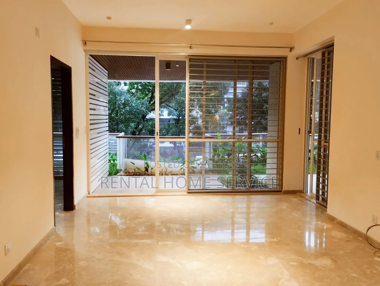 4 Bedroom Apartment in Semi Furnished for Rent