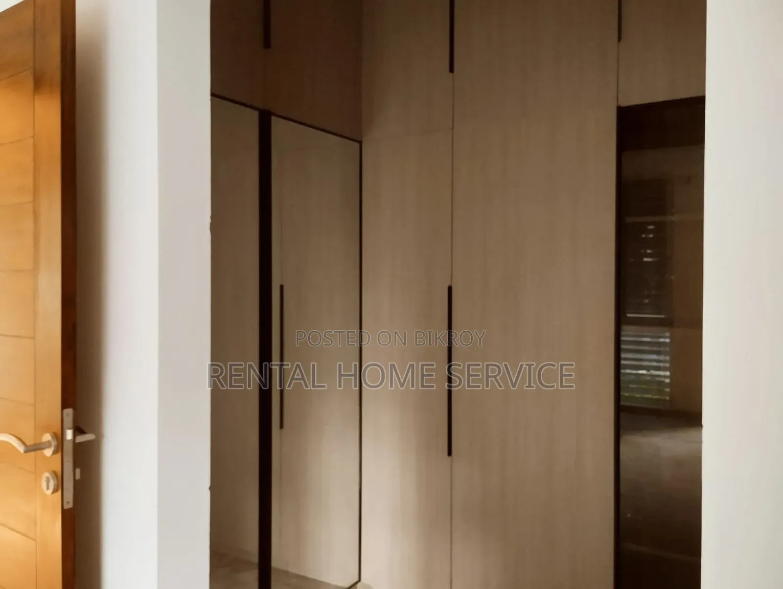 4 Bedroom Apartment in Semi Furnished for Rent