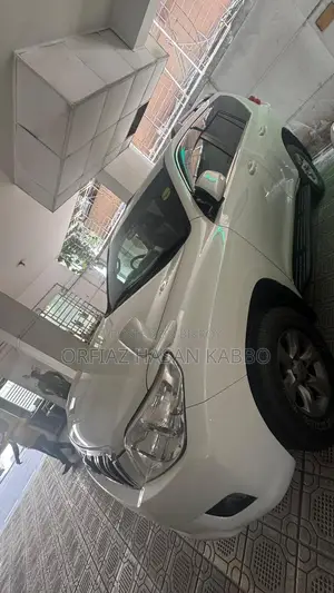 Toyota Land Cruiser Prado 2012 সাদা