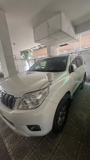 Toyota Land Cruiser Prado 2012 সাদা