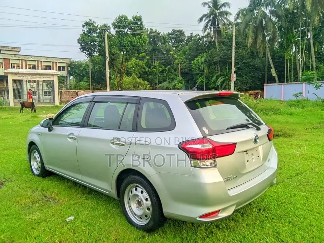 New Toyota Corolla Fielder 1.5 Hybrid FWD 2018 Silver