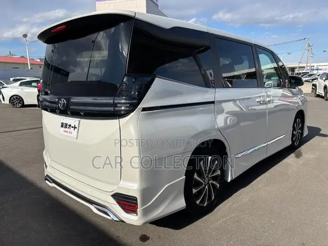 Toyota Voxy 2023 Pearl