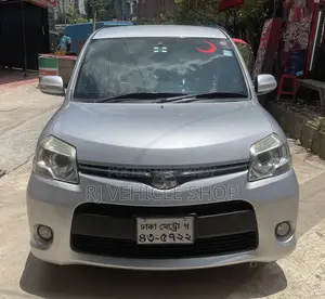 Toyota Sienta 1.5 All-Wheel Drive 2014 Silver
