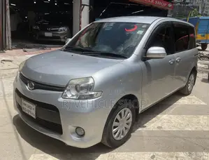 Toyota Sienta 1.5 All-Wheel Drive 2014 Silver