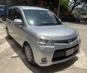 Toyota Sienta 1.5 All-Wheel Drive 2014 Silver