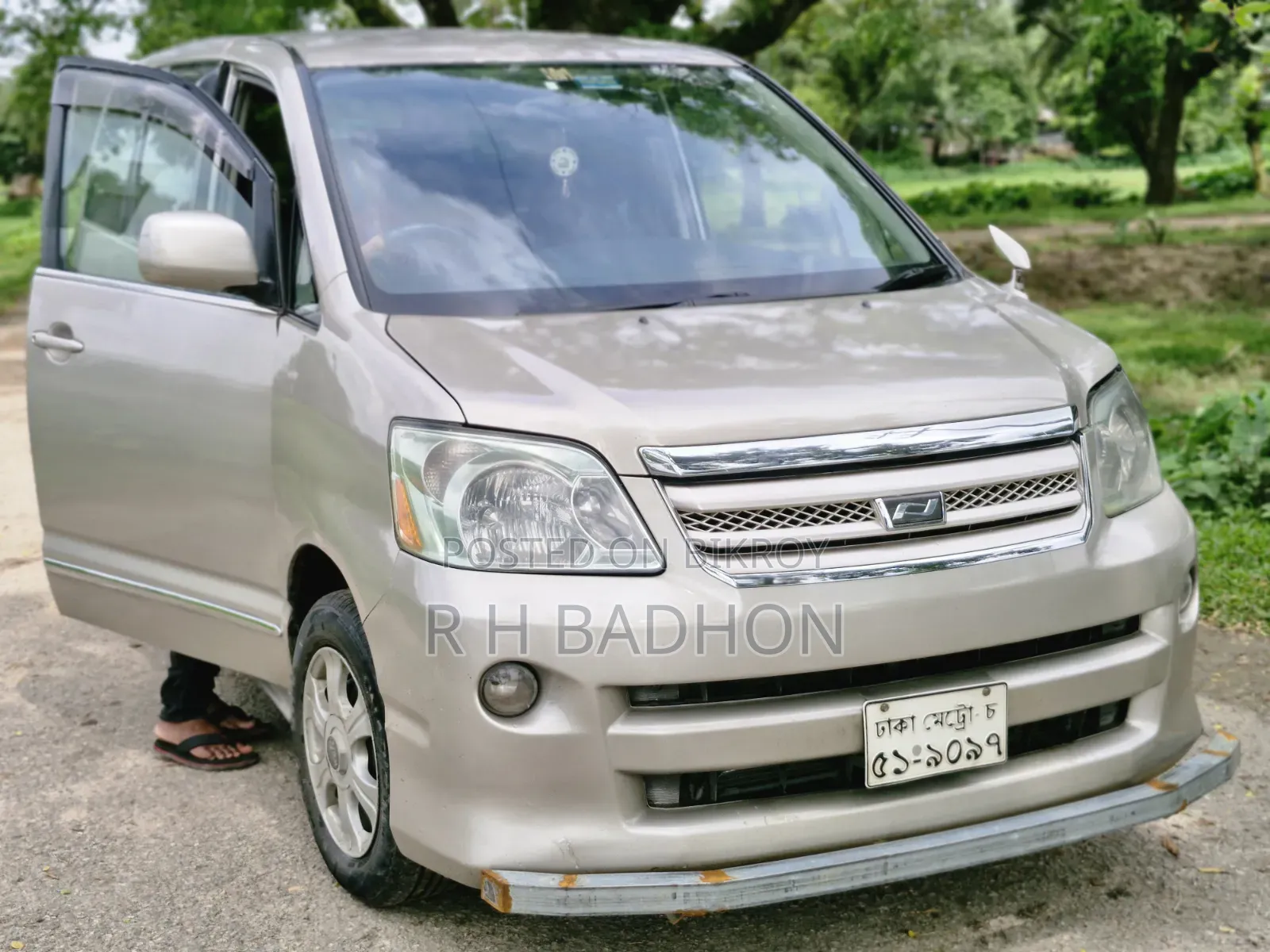 Toyota Noah 2003 Silver