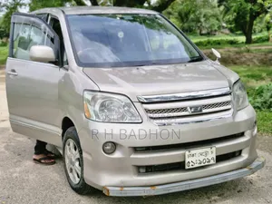টয়োটা নোয়া ২০০৩ রূপালী