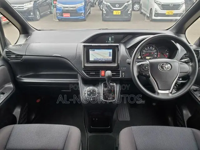 Toyota Noah 2021 Silver