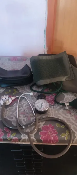 রক্তচাপ মাপার মেশিন আর স্টেথোস্কোপ