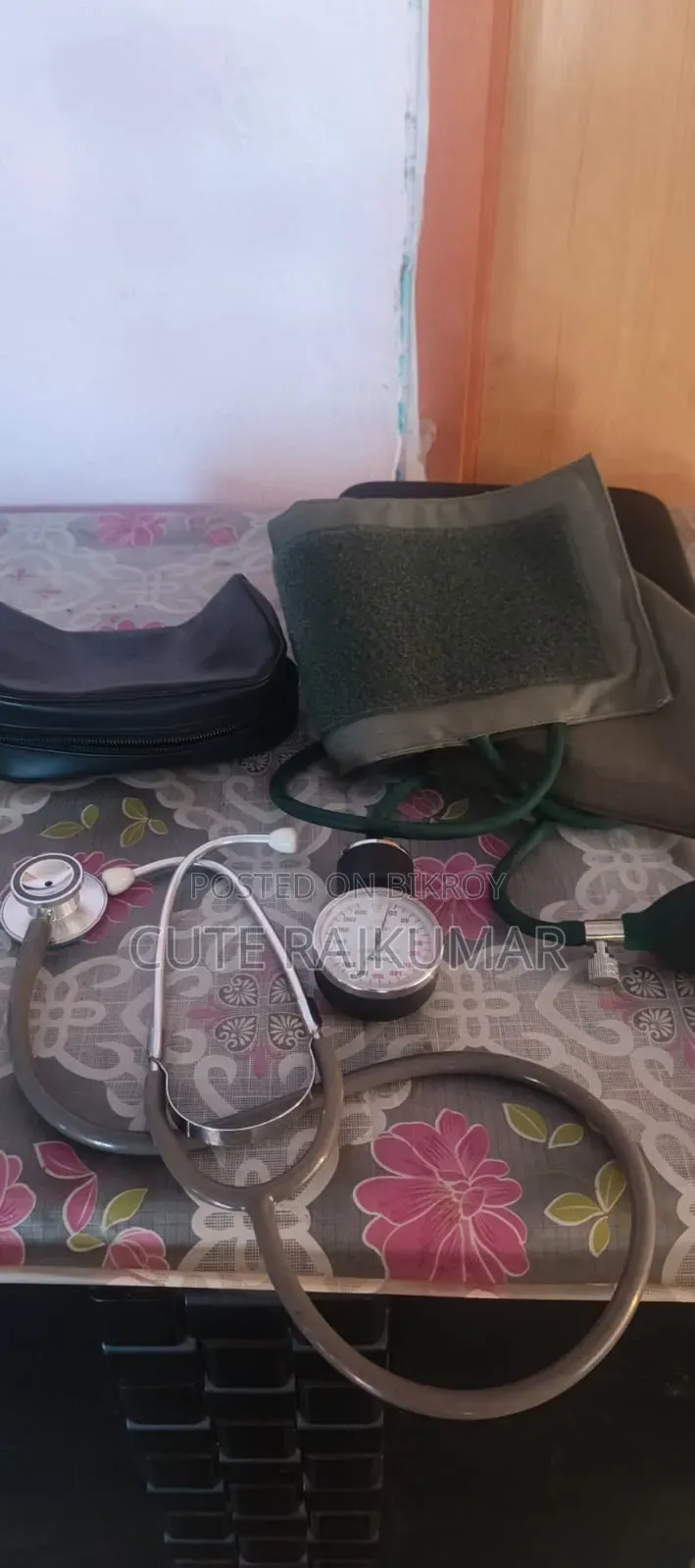 রক্তচাপ মাপার মেশিন আর স্টেথোস্কোপ