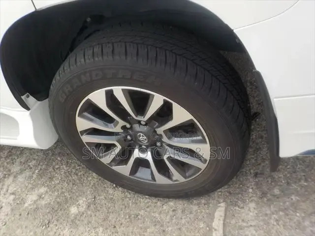 টয়োটা ল্যান্ড ক্রুজার প্রাডো ২.৭ ২০২৩ পার্ল