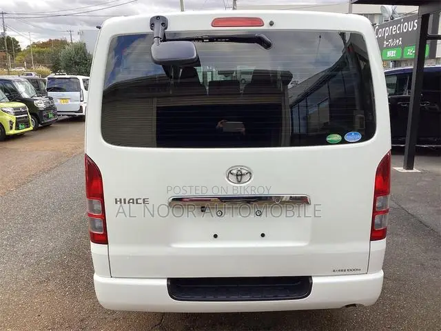 Toyota HiAce 2021 White