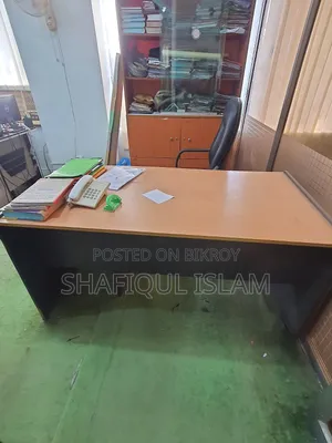 একটি ব্যবহৃত অফিস টেবিল এবং একটি পিসি রিভলভিং চেয়ার বিক্রয়ের জন্য।
