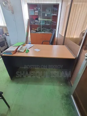একটি ব্যবহৃত অফিস টেবিল এবং একটি পিসি রিভলভিং চেয়ার বিক্রয়ের জন্য।