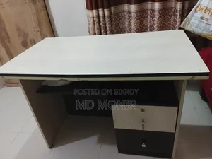 একটা অফিস ডেস্ক টেবিল বিক্রি করা হবে।