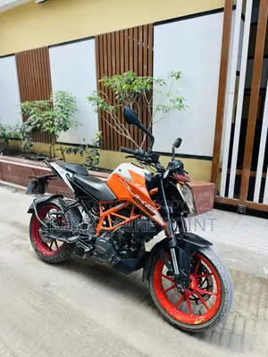 KTM Duke 125 2022 Orange