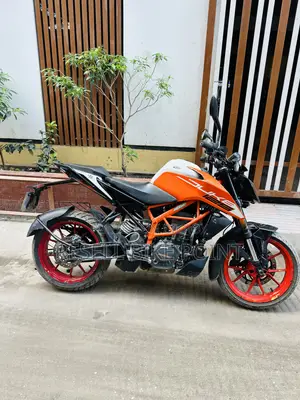 KTM Duke 125 2022 Orange