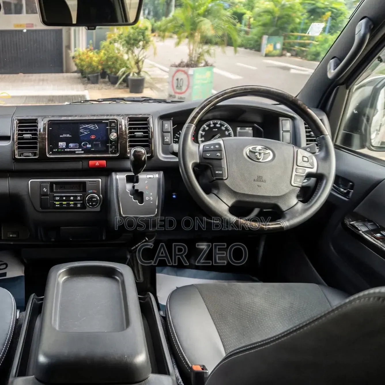 Toyota HiAce 2022 White