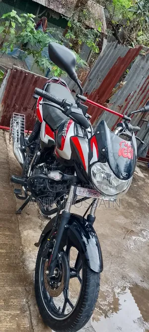 বাজাজ ডিসকভার ১২৫ ২০২২ কালো