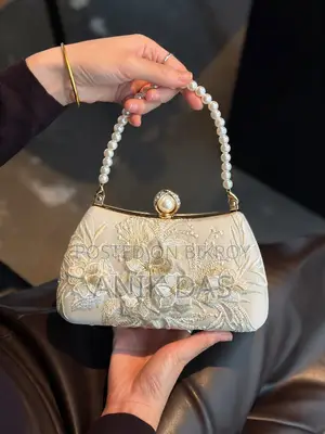 ফ্লোরাল এমব্রয়ডারি করা পার্ল পার্স ক্লাচ