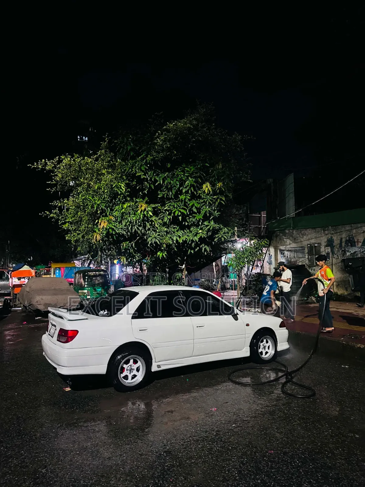 টয়োটা করিনা ২০০০ সাদা