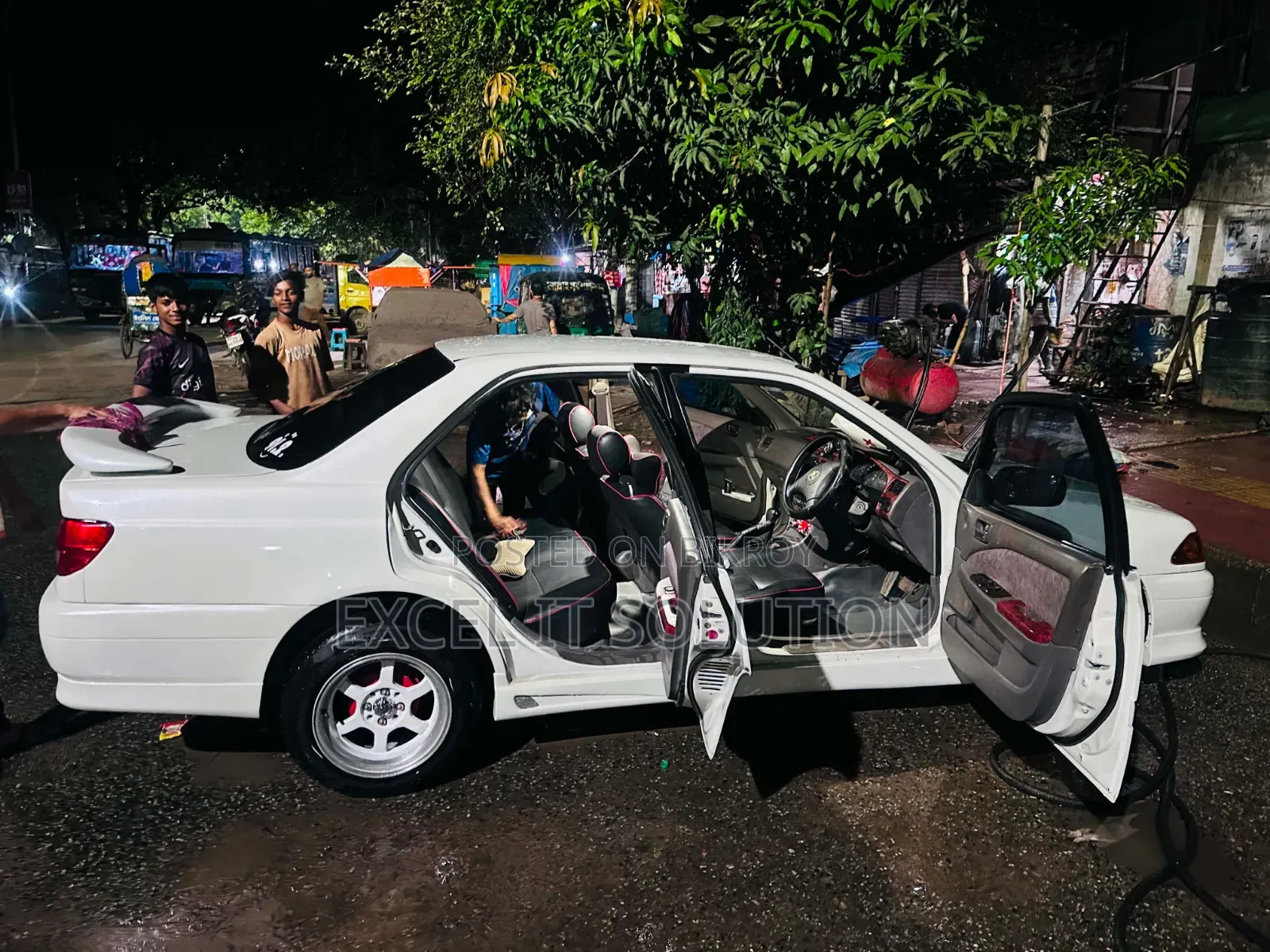 টয়োটা করিনা ২০০০ সাদা