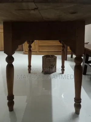 কড়ই কাঠৈর তৈরি একটি ডাইনিং টেবিল। স্থান: রায়েরবাজার টালি অফিস মোড় ।