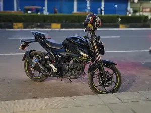 সুজুকি জিক্সার ২০২৫ কালো