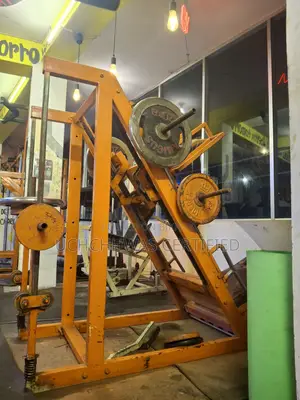 জিম লেগ প্রেস উইথ হ্যাক স্কোয়াট