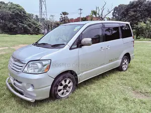 Toyota Noah 2.0 Four Wheel Drive (8 Seater) 2004 Silver