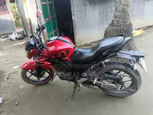সুজুকি জিক্সার ২০১৬ লাল
