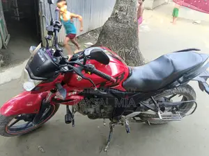 সুজুকি জিক্সার ২০১৬ লাল
