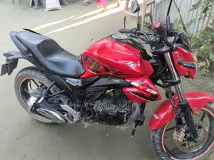 সুজুকি জিক্সার ২০১৬ লাল
