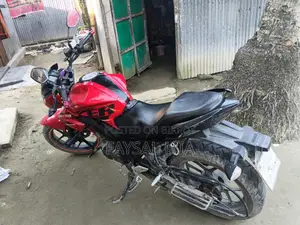 সুজুকি জিক্সার ২০১৬ লাল