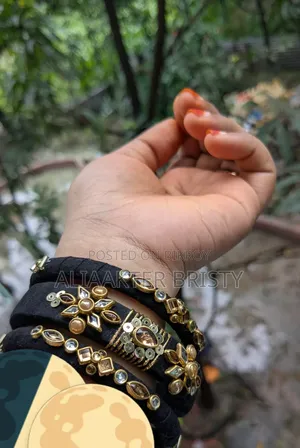 হাতে বানানো চুড়ি