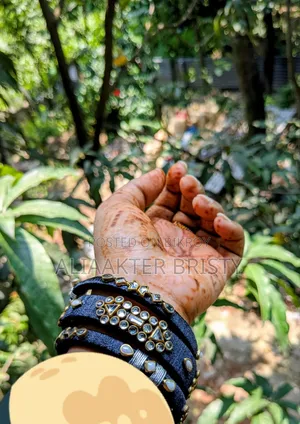হাতে বানানো চুড়ি