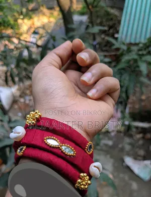 হাতে বানানো চুড়ি