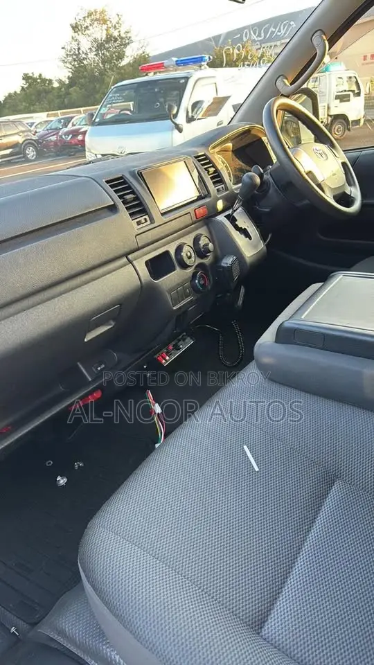 Toyota HiAce 2021 Silver